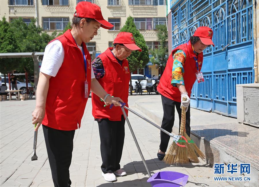 (走向我們的小康生活·圖文互動)(1)蘭花掬得滿庭芳——寧夏吳忠市古稀志愿者王蘭花的溫情故事