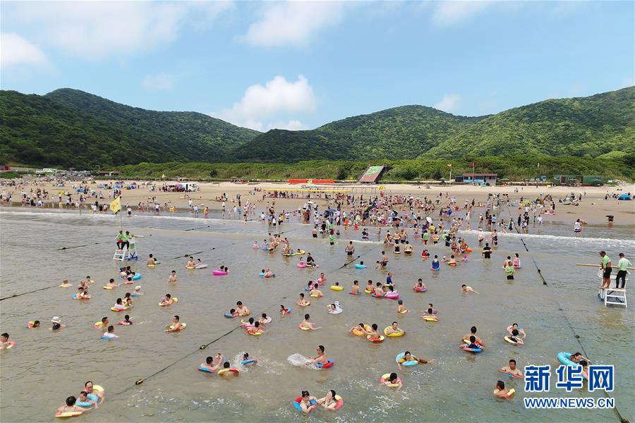 8月2日，人們在浙江省舟山市朱家尖里沙海灘游玩。 新華社發(fā)（姚峰 攝）