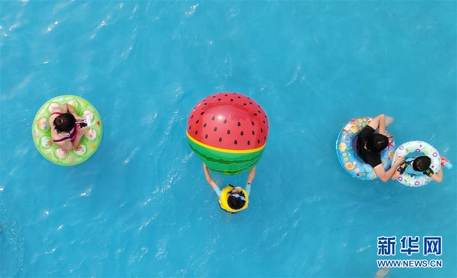 8月2日，游客在江蘇省揚州市水上樂園戲水游玩（無人機照片）。 新華社發(fā)（孟德龍 攝）