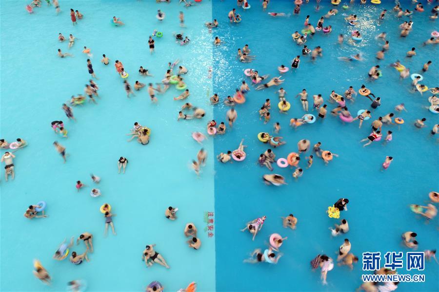 8月2日，游客在江蘇常州淹城春秋樂園水世界戲水（無人機照片）。 新華社發(fā)（陳暐 攝）