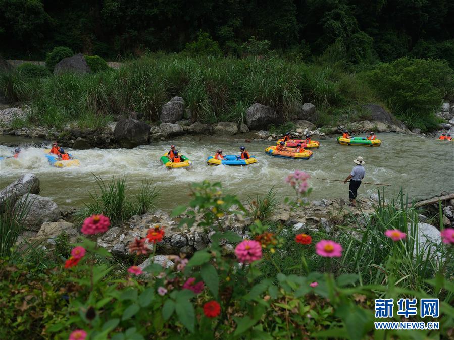 #（社會(huì)）（4）游客免費(fèi)樂(lè)享清涼
