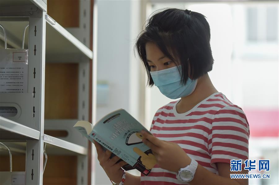 8月11日，一名讀者在內(nèi)蒙古圖書館閱讀。 暑假期間，內(nèi)蒙古自治區(qū)呼和浩特市的讀者們來到內(nèi)蒙古圖書館閱讀學(xué)習(xí)，品味書韻，感受書香。 新華社記者 李志鵬 攝