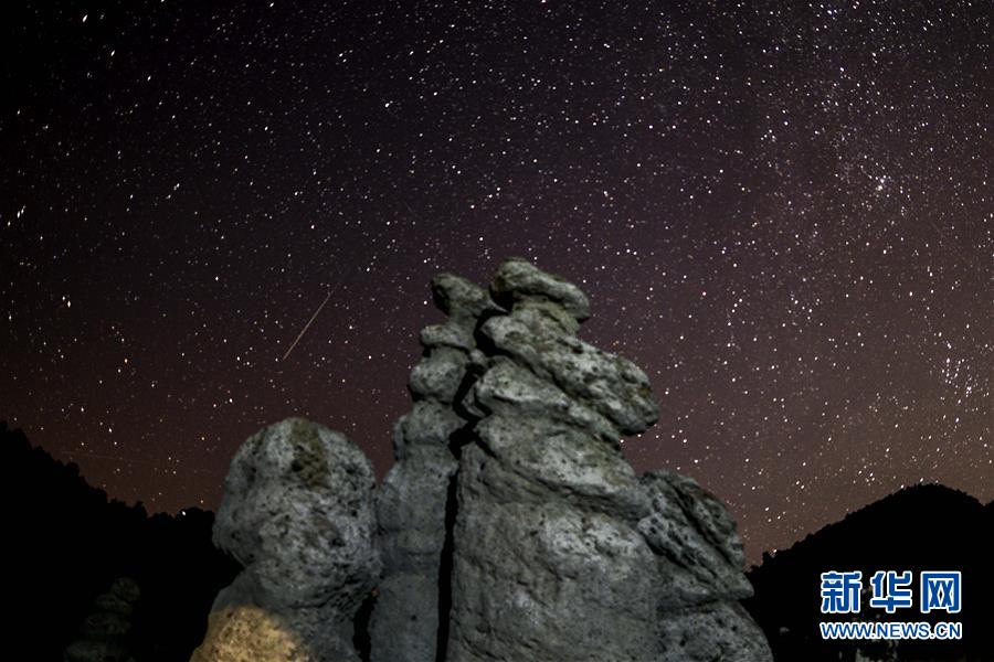 這是8月11日在北馬其頓斯科普里附近拍攝的英仙座流星雨（長時間曝光照片）。 新華社發(fā)（托米斯拉夫·格奧爾基耶夫攝）