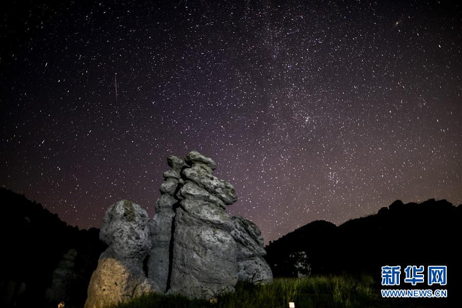 這是8月11日在北馬其頓斯科普里附近拍攝的英仙座流星雨（長時間曝光照片）。 新華社發(fā)（托米斯拉夫·格奧爾基耶夫攝）