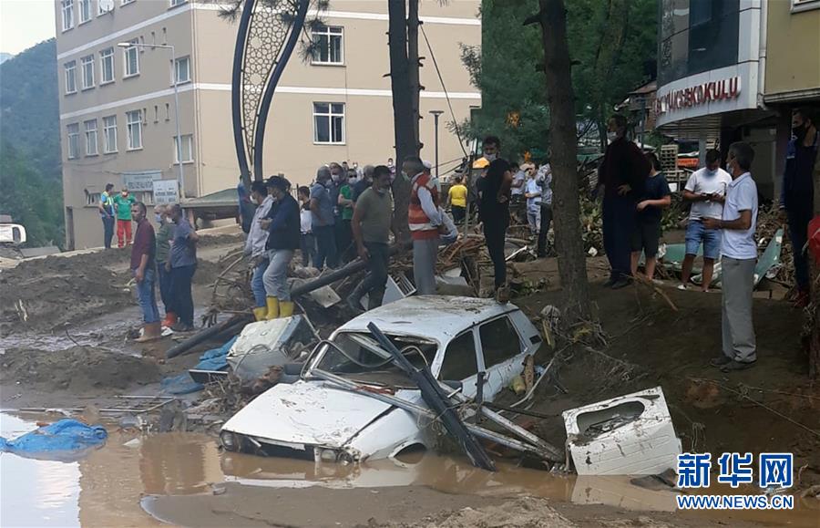 這是8月23日在土耳其吉雷松省一處城鎮(zhèn)拍攝的洪災(zāi)過后的景象。 土耳其內(nèi)政部23日表示，土耳其北部吉雷松省22日晚發(fā)生洪災(zāi)，截至目前，已造成至少6人死亡，另有10多人失蹤。 新華社發(fā)