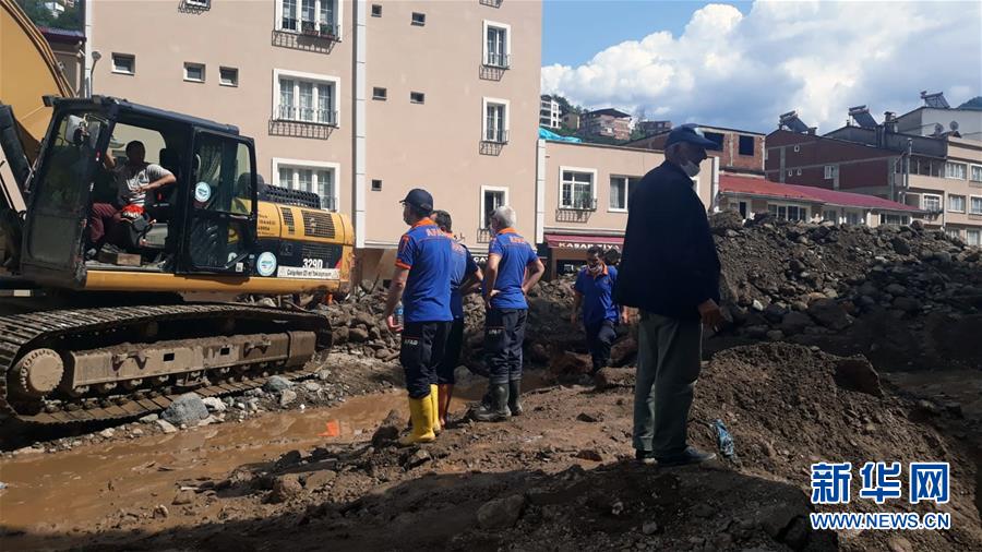 8月23日，在土耳其北部吉雷松省，救援人員在洪災(zāi)過后的城鎮(zhèn)工作。 土耳其內(nèi)政部23日表示，土耳其北部吉雷松省22日晚發(fā)生洪災(zāi)，截至目前，已造成至少6人死亡，另有10多人失蹤。 新華社發(fā)