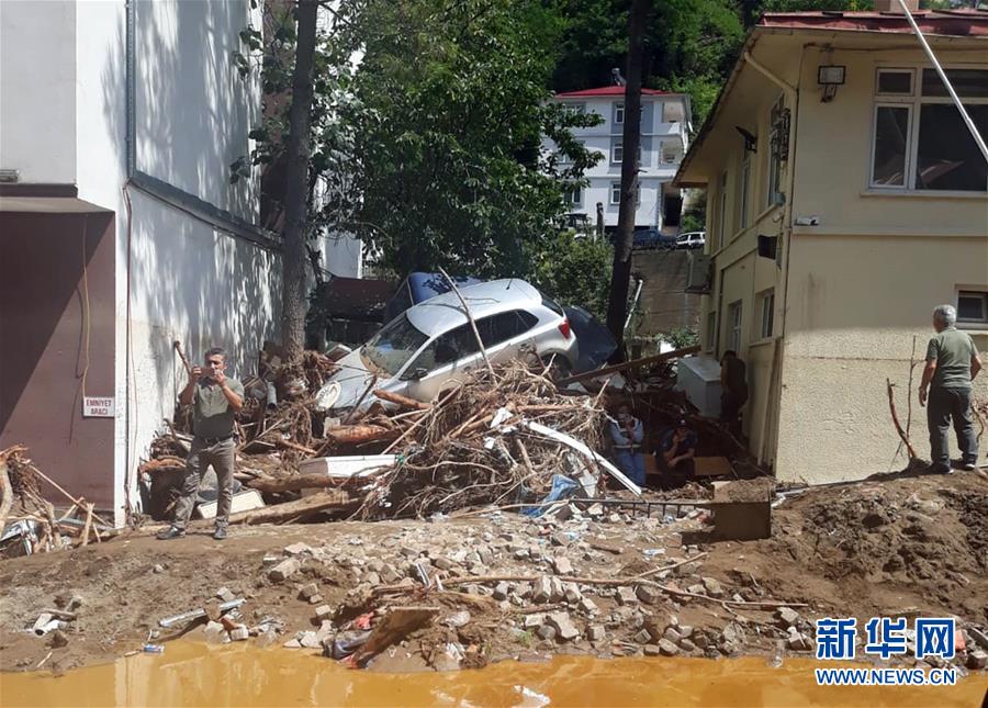 這是8月23日在土耳其吉雷松省一處城鎮(zhèn)拍攝的洪災(zāi)過后的景象。 土耳其內(nèi)政部23日表示，土耳其北部吉雷松省22日晚發(fā)生洪災(zāi)，截至目前，已造成至少6人死亡，另有10多人失蹤。 新華社發(fā)