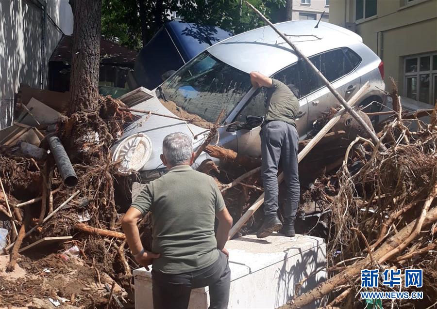 這是8月23日在土耳其吉雷松省一處城鎮(zhèn)拍攝的洪災(zāi)過后的景象。 土耳其內(nèi)政部23日表示，土耳其北部吉雷松省22日晚發(fā)生洪災(zāi)，截至目前，已造成至少6人死亡，另有10多人失蹤。 新華社發(fā)