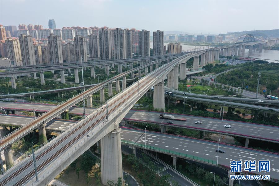 這是正在建設(shè)中的福平鐵路閩江特大橋（8月24日攝）。 新華社記者林善傳攝