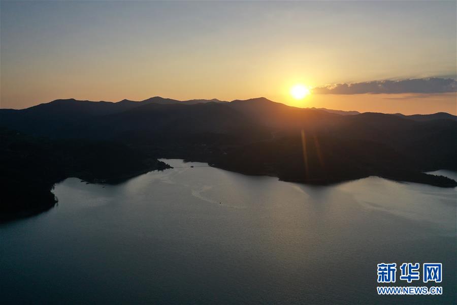 8月25日傍晚在河南南陽市淅川縣境內(nèi)拍攝的丹江口水庫庫區(qū)景色（無人機照片）。 丹江口水庫是國家南水北調(diào)中線工程水源地。 新華社記者 馮大鵬 攝