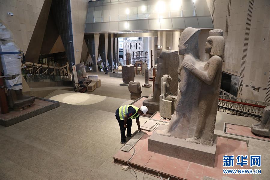 8月25日，一名工人在埃及吉薩大埃及博物館的建筑工地工作。 埃及旅游和文物部長阿納尼8月24日發(fā)表聲明說，自7月1日埃及恢復國際航班以來，胡爾加達、沙姆沙伊赫和馬特魯?shù)嚷糜蝿俚匾牙塾嫿哟^12萬名外國游客。 新華社發(fā)（攝）