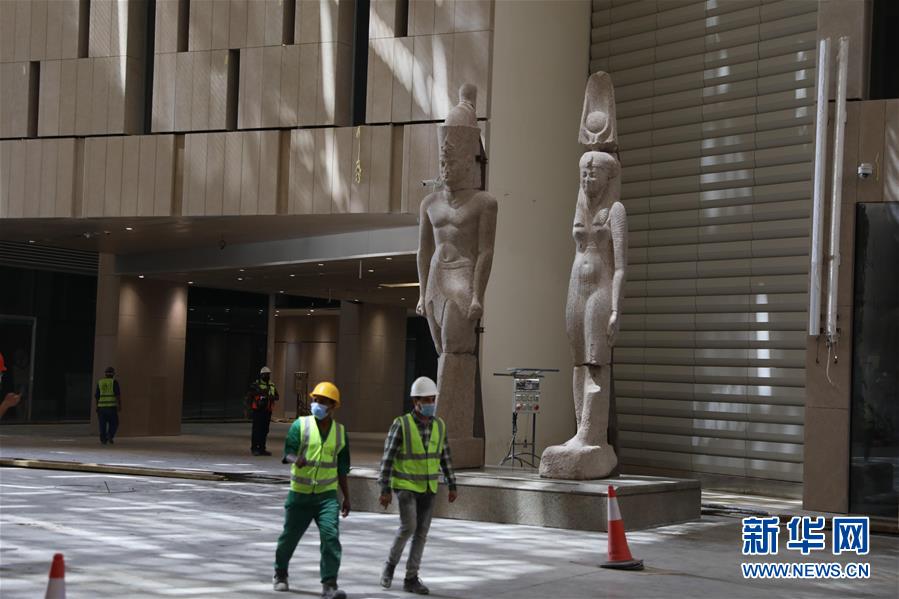 8月25日，工人們行走在埃及吉薩大埃及博物館的建筑工地。 埃及旅游和文物部長阿納尼8月24日發(fā)表聲明說，自7月1日埃及恢復國際航班以來，胡爾加達、沙姆沙伊赫和馬特魯?shù)嚷糜蝿俚匾牙塾嫿哟^12萬名外國游客。 新華社發(fā)（艾哈邁德·戈馬攝）