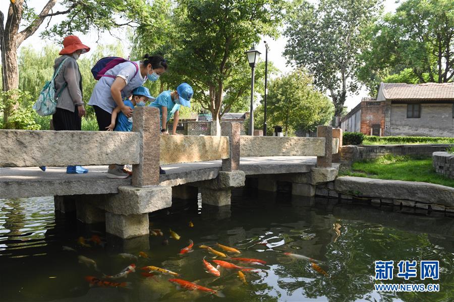 人們在北京市東城區(qū)三里河參觀游覽（6月7日攝）。  新華社記者 鞠煥宗 攝
