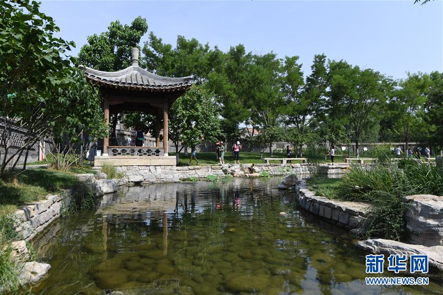 人們在北京市東城區(qū)三里河參觀游覽（6月7日攝）。  新華社記者 鞠煥宗 攝
