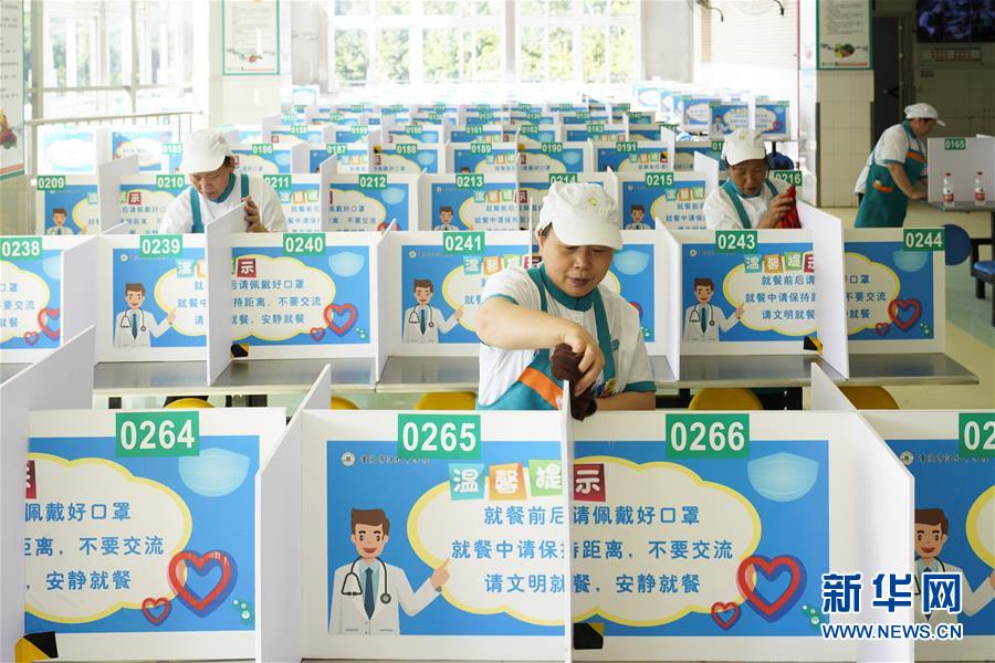 8月26日，在重慶市江北中學(xué)食堂，工作人員在打掃餐桌衛(wèi)生。 近日，位于重慶市北碚區(qū)的重慶市江北中學(xué)組織人員清潔校園，并對學(xué)校食堂、教室、寢室等公共場所進(jìn)行集中消殺，做好準(zhǔn)備迎接新學(xué)期的到來。 新華社發(fā)（秦廷富 攝）