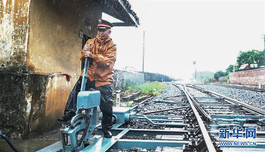 曾廣德在扳動(dòng)道岔（8月21日攝）。今年56歲的曾廣德是南寧車務(wù)段白鶴隘站的一名扳道員，也是南寧車務(wù)段僅剩的4名扳道員之一。 15年前，曾廣德來到南寧車務(wù)段合山站成為一名扳道員，后因合山站扳道員工種被取消，調(diào)到白鶴隘站工作。白鶴隘站始建于1938年，站點(diǎn)所處的來合線是一條軌距1米的窄軌輕便支線鐵路。 曾廣德日常工作的場(chǎng)所是一間不足10平方米的扳道房。在白鶴隘站的7年里，無論刮風(fēng)下雨，曾廣德都在這間小屋里堅(jiān)守著，只要有列車進(jìn)出，他就要及時(shí)操作，為列車安排準(zhǔn)確的進(jìn)出路。 如今，隨著鐵路技術(shù)發(fā)展，集中聯(lián)鎖技術(shù)普及，道岔不再需要人工扳動(dòng)，扳道員也在逐步退出歷史舞臺(tái)?！爸灰疫€擔(dān)任扳道工一天，那就要認(rèn)真把工作做好。”曾廣德說。 新華社記者 張愛林 攝