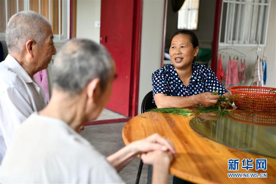 8月30日，傅興芳（右一）在老年服務中心里與老人聊天。今年55歲的傅興芳是安徽省肥西縣銘傳鄉(xiāng)楊店村的村民，丈夫患病多年后去世，家庭因病致貧，2014年被確定為建檔立卡貧困戶。在扶貧干部的幫扶下，傅興芳利用自己的家政特長，在村里辦起老年服務中心，為周邊鄉(xiāng)村的空巢老人提供生活起居養(yǎng)老服務。目前，傅興芳的老年服務中心入住5名老人，傅興芳一個人承擔起老人們的陪護、餐飲等服務。雖然一個人撐起這家袖珍養(yǎng)老院很辛苦，但是傅興芳依靠自己的雙手，成功實現(xiàn)了脫貧。傅興芳說，開辦老年服務中心，不但增加了自己的收入，還解決了村里空巢老人的照顧難題。新華社記者 劉軍喜 攝