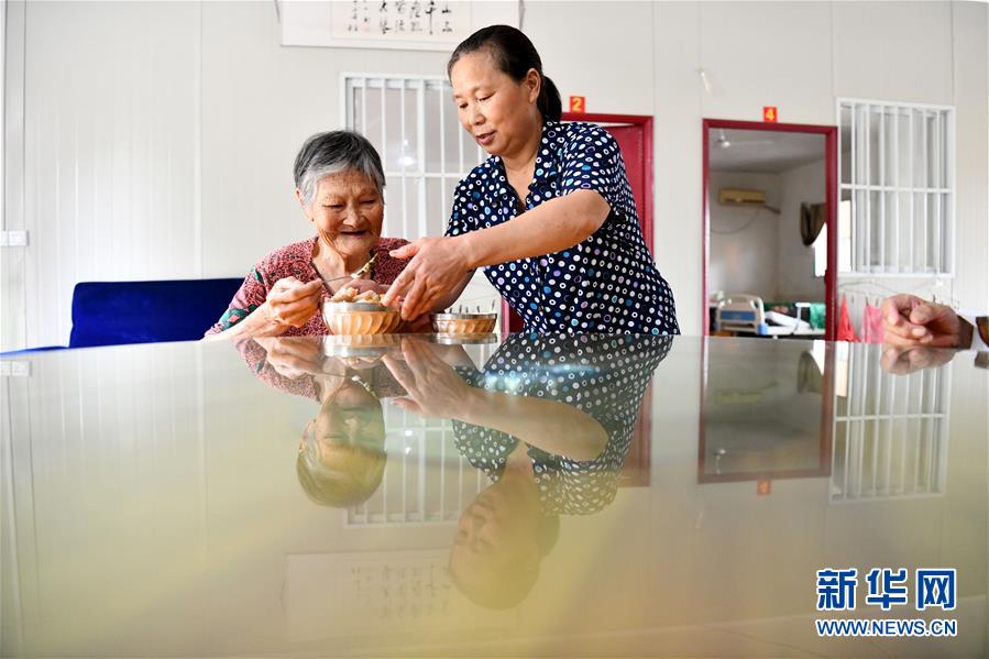 8月30日，傅興芳在老年服務中心里為老人送上午餐。新華社記者 劉軍喜 攝