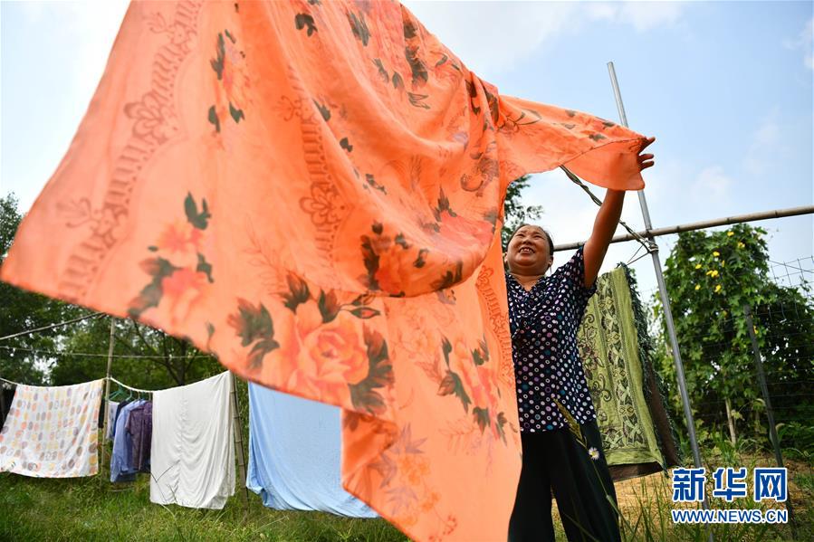 8月30日，傅興芳在老年服務中心里晾曬床單。新華社記者 劉軍喜 攝