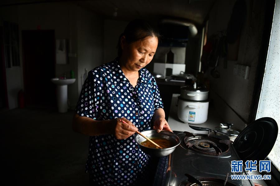 8月30日，傅興芳在老年服務中心里準備午餐。新華社記者 劉軍喜 攝