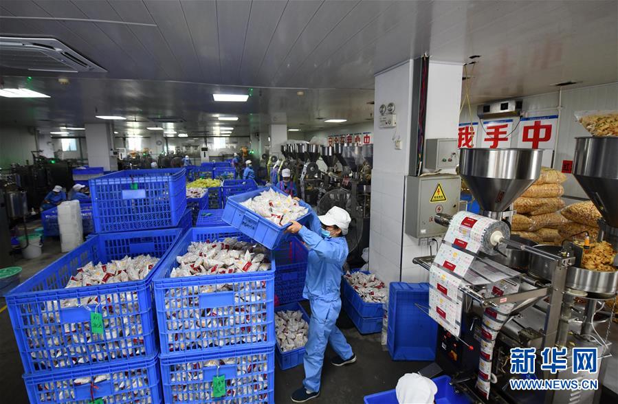8月30日，在柳州市螺螄粉產(chǎn)業(yè)園廣西中柳食品科技有限公司生產(chǎn)車間，工人在生產(chǎn)線上忙碌。 今年以來，廣西柳州市螺螄粉出口量大幅增長。據(jù)統(tǒng)計(jì)，1至7月，柳州市出口螺螄粉52批約1535萬元人民幣。 新華社記者 黃孝邦 攝