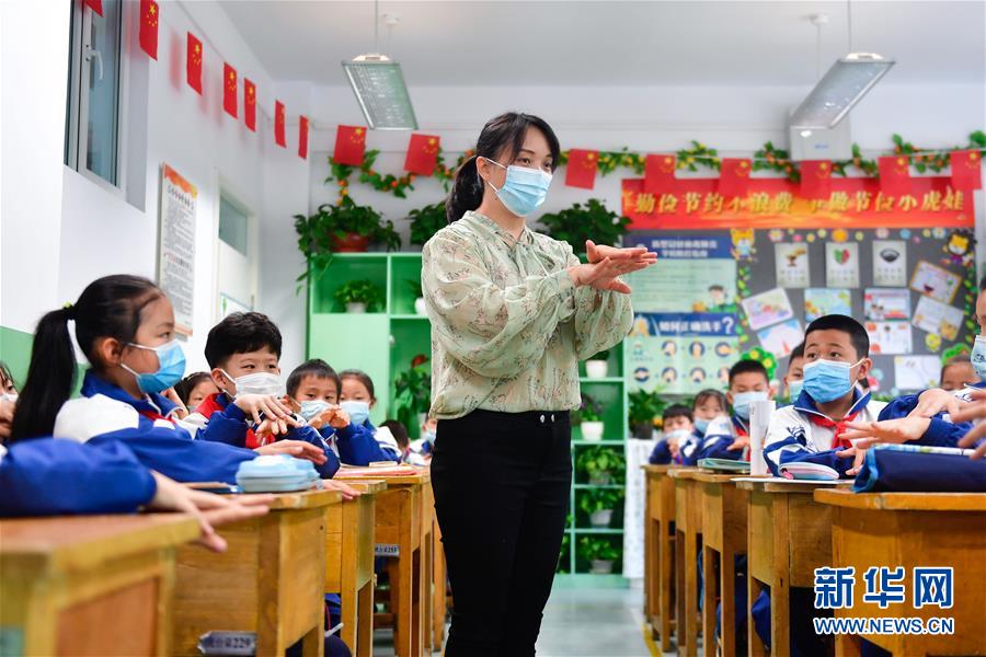 9月1日，西寧市城西區(qū)虎臺小學(xué)老師薛曉霞在開學(xué)第一課上給學(xué)生講解七步洗手法。 當(dāng)日，青海省西寧市迎來小學(xué)開學(xué)首日，西寧市城西區(qū)虎臺小學(xué)圍繞愛國主義教育、航空航天、節(jié)約糧食、衛(wèi)生防疫等主題開展開學(xué)第一課。 新華社記者 張龍 攝