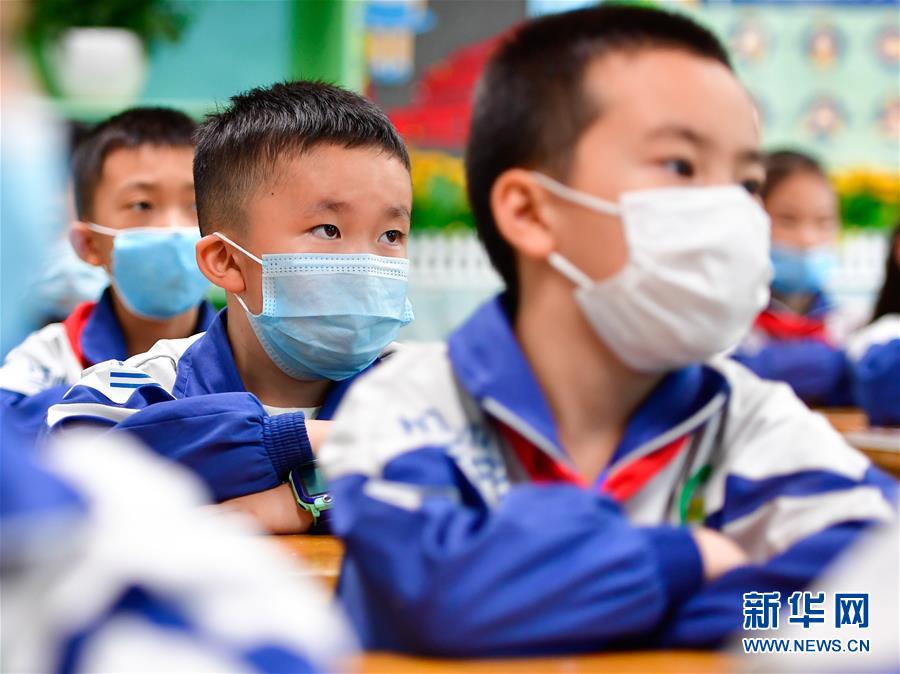 9月1日，西寧市城西區(qū)虎臺小學(xué)學(xué)生在聽開學(xué)第一課。 當(dāng)日，青海省西寧市迎來小學(xué)開學(xué)首日，西寧市城西區(qū)虎臺小學(xué)圍繞愛國主義教育、航空航天、節(jié)約糧食、衛(wèi)生防疫等主題開展開學(xué)第一課。 新華社記者 張龍 攝