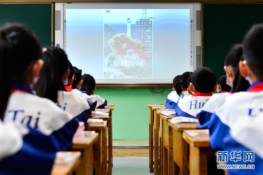 9月1日，西寧市城西區(qū)虎臺小學(xué)學(xué)生在開學(xué)第一課上學(xué)習(xí)航空航天知識。 當(dāng)日，青海省西寧市迎來小學(xué)開學(xué)首日，西寧市城西區(qū)虎臺小學(xué)圍繞愛國主義教育、航空航天、節(jié)約糧食、衛(wèi)生防疫等主題開展開學(xué)第一課。 新華社記者 張龍 攝