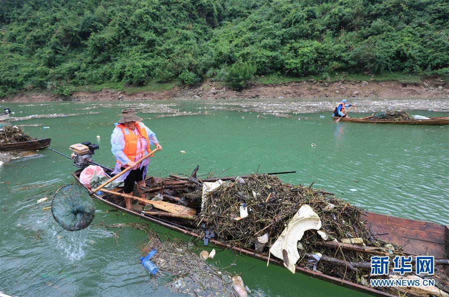 #（環(huán)境）（5）湖南張家界：清理漂浮物 守護(hù)美麗河道
