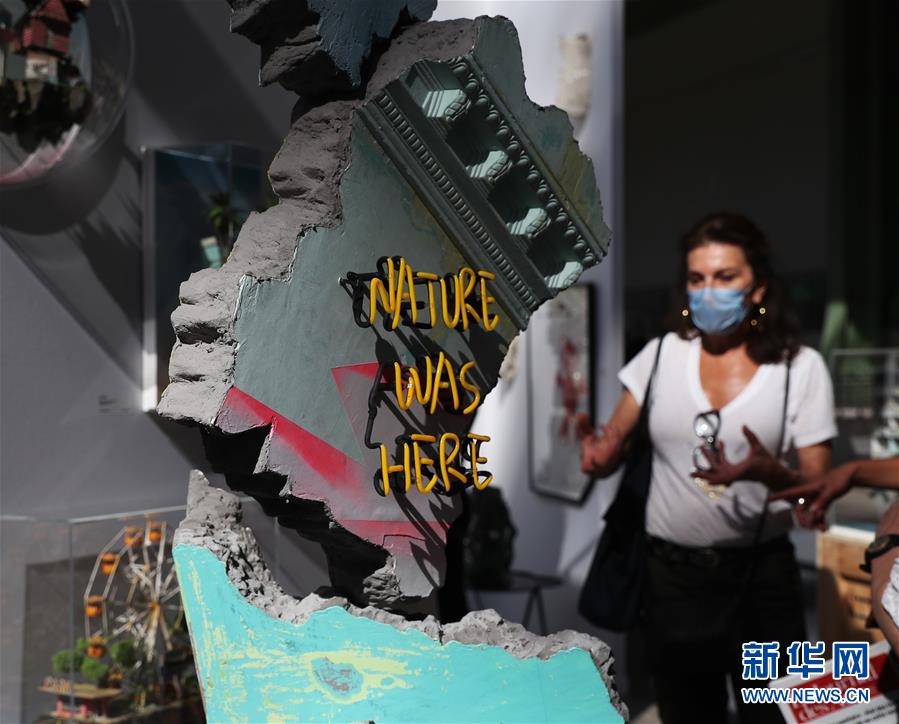 9月9日，一名女子在法國(guó)巴黎大皇宮舉行的2020巴黎藝術(shù)博覽會(huì)預(yù)展上欣賞展品。 2020巴黎藝術(shù)博覽會(huì)于9月10日至13日在法國(guó)巴黎大皇宮舉行，來(lái)自15個(gè)國(guó)家和地區(qū)的112家畫廊參加。受新冠疫情影響，原定于4月初舉辦的巴黎藝術(shù)博覽會(huì)推遲了半年舉行?，F(xiàn)場(chǎng)配備免洗消毒洗手液，所有人員必須佩戴口罩并保持安全距離。 新華社記者 高靜 攝