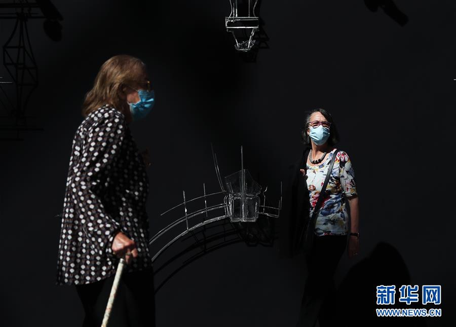 9月9日，在法國(guó)巴黎大皇宮舉行的2020巴黎藝術(shù)博覽會(huì)預(yù)展上，人們走過(guò)一處展品。 2020巴黎藝術(shù)博覽會(huì)于9月10日至13日在法國(guó)巴黎大皇宮舉行，來(lái)自15個(gè)國(guó)家和地區(qū)的112家畫廊參加。受新冠疫情影響，原定于4月初舉辦的巴黎藝術(shù)博覽會(huì)推遲了半年舉行。現(xiàn)場(chǎng)配備免洗消毒洗手液，所有人員必須佩戴口罩并保持安全距離。 新華社記者 高靜 攝