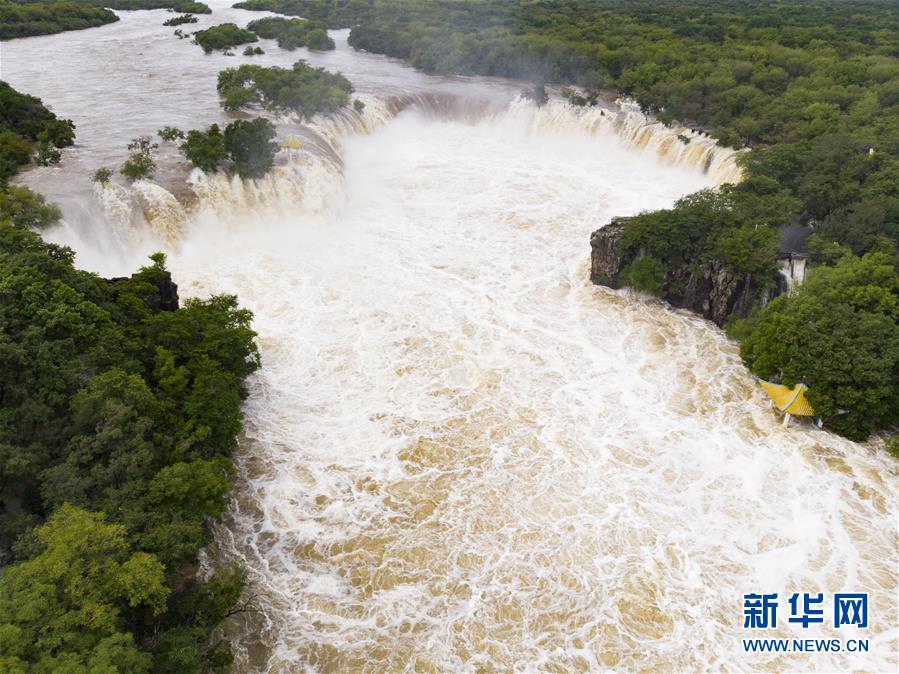 （社會(huì)）（1）牡丹江鏡泊湖吊水樓瀑布現(xiàn)“三面溢流”壯觀景象