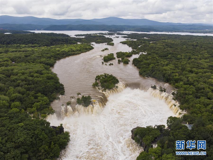 （社會(huì)）（2）牡丹江鏡泊湖吊水樓瀑布現(xiàn)“三面溢流”壯觀景象