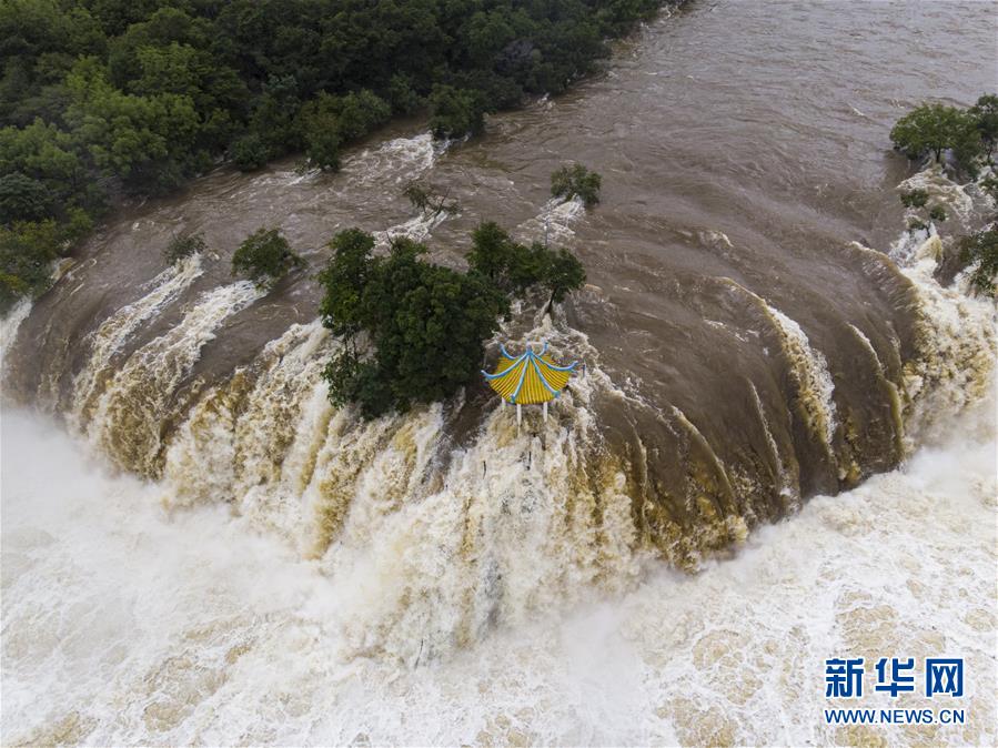 （社會(huì)）（3）牡丹江鏡泊湖吊水樓瀑布現(xiàn)“三面溢流”壯觀景象