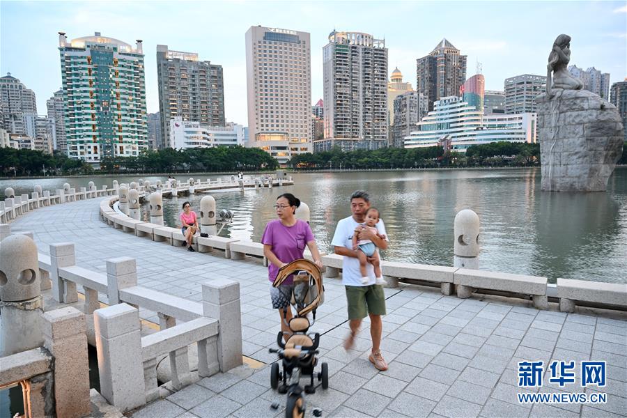 9月9日，市民及游客在廈門筼筜湖白鷺女神雕像附近休閑游玩。新華社記者 姜克紅 攝