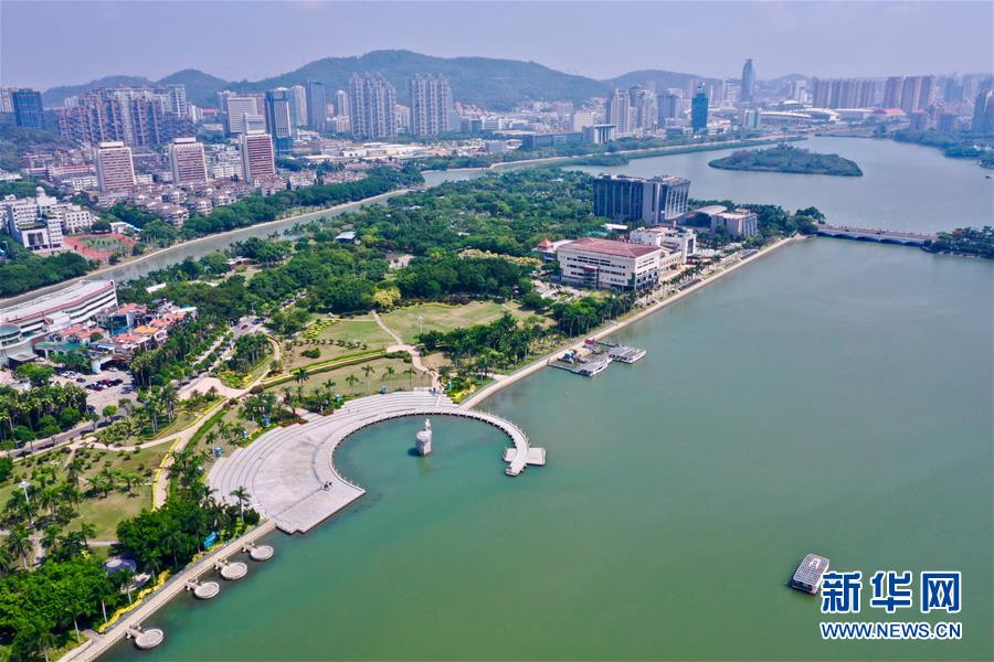 水清岸綠的廈門筼筜湖及周圍城市景觀（9月1日拍攝，無人機照片）。新華社記者 姜克紅 攝