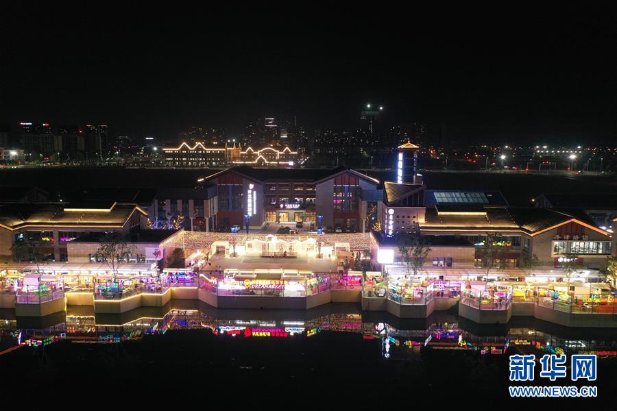 9月11日拍攝的宿遷市宿豫區(qū)筑夢小鎮(zhèn)“筑夢市集”（無人機(jī)照片）。江蘇省宿遷市宿豫區(qū)筑夢小鎮(zhèn)“筑夢市集”是當(dāng)?shù)匾菇?jīng)濟(jì)的“新名片”，匯聚當(dāng)?shù)靥厣〕?、文?chuàng)產(chǎn)品等，定期舉辦音樂節(jié)、夜讀會等活動，成為當(dāng)?shù)厥忻裥蓍e、購物的“打卡地”。 新華社記者 季春鵬 攝