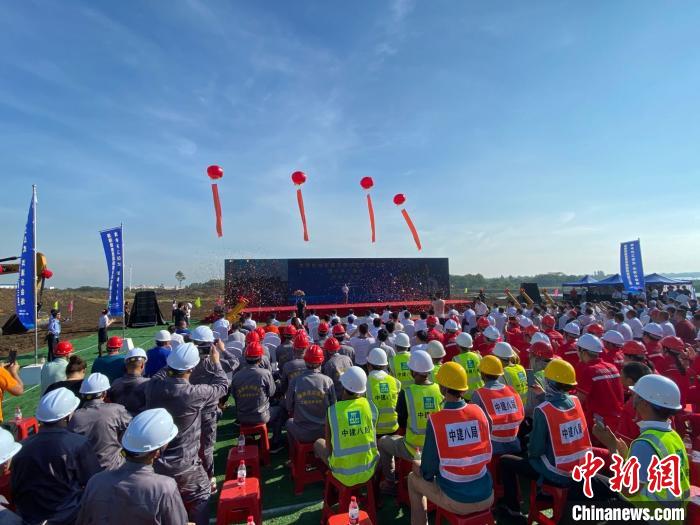 海南自由貿(mào)易港建設(shè)項(xiàng)目(第三批)洋浦集中開(kāi)工儀式 王子謙 攝 海南自由貿(mào)易港建設(shè)項(xiàng)目(第三批)洋浦集中開(kāi)工儀式 王子謙 攝