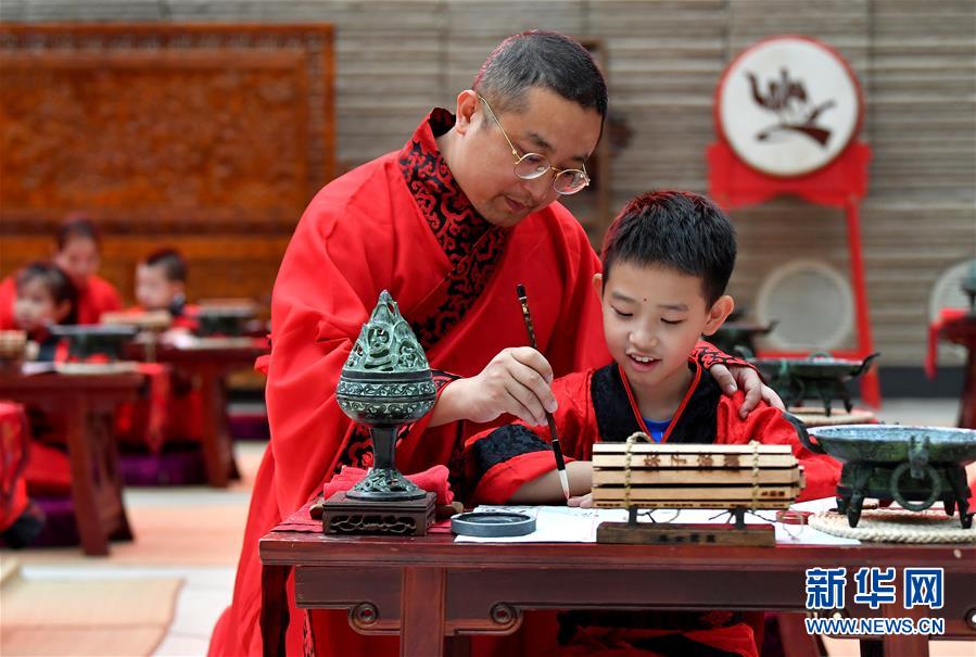 （文化）（3）西安：學童“開筆破蒙” 體驗傳統(tǒng)文化