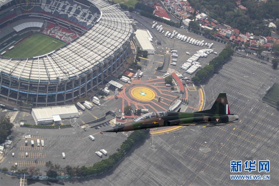 9月16日，在墨西哥首都墨西哥城，空軍戰(zhàn)斗機參加獨立日閱兵。 9月16日是墨西哥獨立日，墨西哥舉行慶祝獨立210周年閱兵活動。 新華社發(fā)（里卡多 攝）