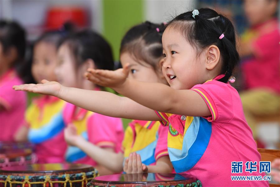 幼兒園小班的小朋友在音樂課上學(xué)習(xí)手鼓（9月16日攝）。 新學(xué)期開學(xué)以來，山東濟(jì)南童貝爾幼兒園從兒童視角出發(fā)，創(chuàng)新課程設(shè)置，寓教于樂，營(yíng)造寬松和諧的環(huán)境，促進(jìn)孩子們健康成長(zhǎng)。 新華社記者 朱崢 攝