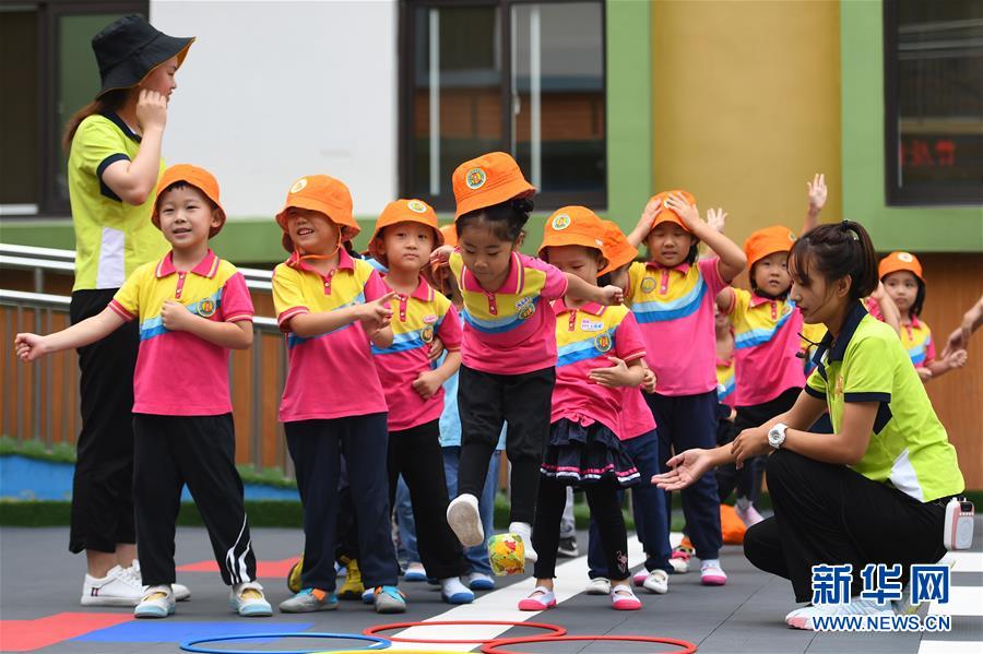 幼兒園中班的小朋友在活動(dòng)課上做游戲（9月16日攝）。 新學(xué)期開學(xué)以來，山東濟(jì)南童貝爾幼兒園從兒童視角出發(fā)，創(chuàng)新課程設(shè)置，寓教于樂，營(yíng)造寬松和諧的環(huán)境，促進(jìn)孩子們健康成長(zhǎng)。 新華社記者 朱崢 攝