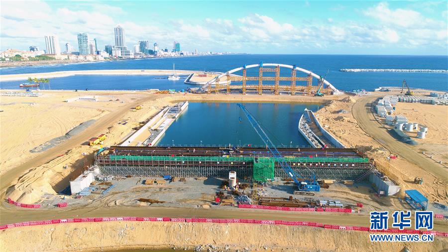 這是9月3日航拍的斯里蘭卡科倫坡港口城內(nèi)的建設(shè)工地。 斯里蘭卡總理馬欣達(dá)·拉賈帕克薩17日率多名內(nèi)閣部長(zhǎng)來到科倫坡港口城，參加港口城奠基開工6周年紀(jì)念活動(dòng)，他對(duì)科倫坡港口城建設(shè)進(jìn)展予以積極評(píng)價(jià)。 新華社發(fā)（中國(guó)港灣科倫坡港口城項(xiàng)目部供圖）
