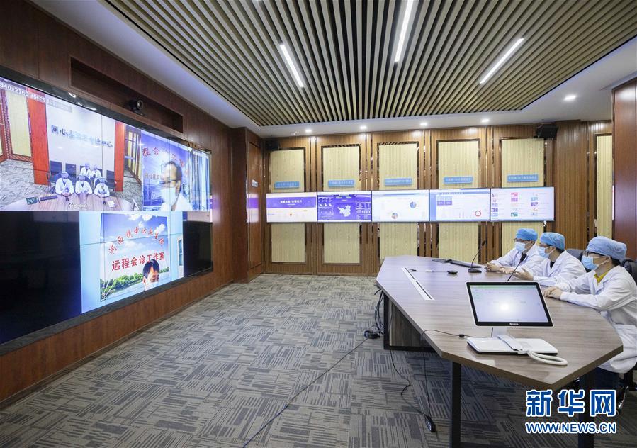 福建省泉州市第一醫(yī)院醫(yī)生在寧夏同心縣人民醫(yī)院通過遠程會診為同心縣鄉(xiāng)鎮(zhèn)衛(wèi)生院的醫(yī)生提供指導（9月18日攝）。寧夏吳忠市同心縣位于寧夏中南部山區(qū)。近年來，同心縣圍繞“兩不愁三保障”，聚焦因病致貧、因病返貧，推行“先診療后付費”和“一站式”醫(yī)療服務，方便百姓就醫(yī)。全縣實現(xiàn)基本醫(yī)療保險、大病醫(yī)療保險建檔立卡戶全覆蓋。2016年以來，解放軍總醫(yī)院第五醫(yī)學中心、福建省泉州市第一醫(yī)院和北京密云區(qū)醫(yī)院等單位累計派駐100多名業(yè)務能力強、臨床經(jīng)驗豐富的專家對口支援同心縣人民醫(yī)院。從培養(yǎng)骨干人才、交流業(yè)務技術、提升醫(yī)療服務水平等方面交流合作。解決當?shù)厝罕娍床‰y、看病貴、看病遠的問題，減輕大病患者的就醫(yī)負擔，有效防止群眾因病返貧致貧。新華社記者 楊植森 攝