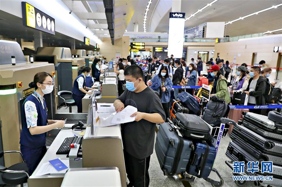 (圖文互動(dòng))(1)國(guó)內(nèi)航空公司執(zhí)飛的首條國(guó)際復(fù)學(xué)包機(jī)航線在渝啟航