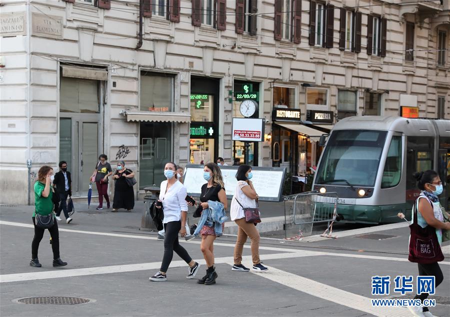 9月22日，人們戴著口罩走在意大利羅馬街頭。 根據(jù)意大利衛(wèi)生部22日公布的最新統(tǒng)計(jì)數(shù)據(jù)，過去24小時(shí)該國新增1392例新冠肺炎確診病例，累計(jì)確診病例超30萬例，達(dá)300897例，累計(jì)死亡35738例。 新華社記者 程婷婷 攝