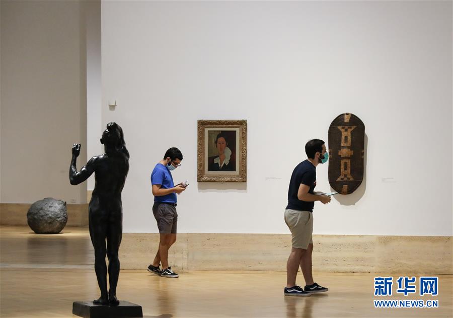 9月22日，人們戴著口罩在意大利羅馬國立現(xiàn)代及當(dāng)代藝術(shù)美術(shù)館參觀。 根據(jù)意大利衛(wèi)生部22日公布的最新統(tǒng)計(jì)數(shù)據(jù)，過去24小時(shí)該國新增1392例新冠肺炎確診病例，累計(jì)確診病例超30萬例，達(dá)300897例，累計(jì)死亡35738例。 新華社記者 程婷婷 攝
