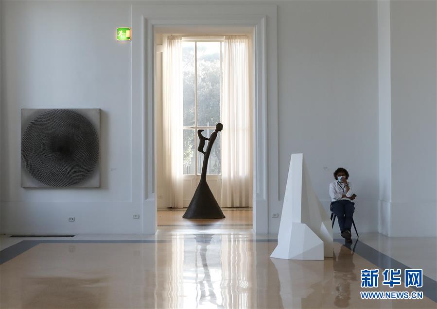 9月22日，一名工作人員在意大利羅馬國立現(xiàn)代及當(dāng)代藝術(shù)美術(shù)館內(nèi)監(jiān)督參觀者保持社交距離。 根據(jù)意大利衛(wèi)生部22日公布的最新統(tǒng)計(jì)數(shù)據(jù)，過去24小時(shí)該國新增1392例新冠肺炎確診病例，累計(jì)確診病例超30萬例，達(dá)300897例，累計(jì)死亡35738例。 新華社記者 程婷婷 攝