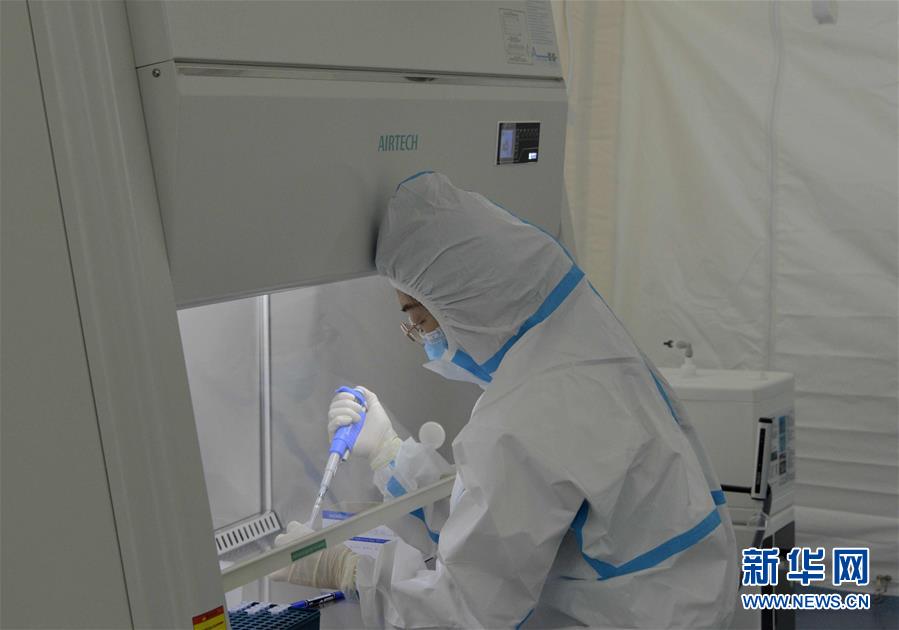 9月22日，工作人員在位于埃塞俄比亞首都亞的斯亞貝巴市郊的華大集團(tuán)新冠病毒核酸檢測(cè)試劑盒生產(chǎn)廠內(nèi)工作。 由中國(guó)華大集團(tuán)在埃塞俄比亞投資建設(shè)的新冠病毒核酸檢測(cè)試劑盒生產(chǎn)廠日前已正式投產(chǎn)，這填補(bǔ)了埃塞俄比亞無(wú)法生產(chǎn)試劑盒的空白，將進(jìn)一步提升當(dāng)?shù)匦鹿诓《緳z測(cè)能力。 新華社記者王守寶攝