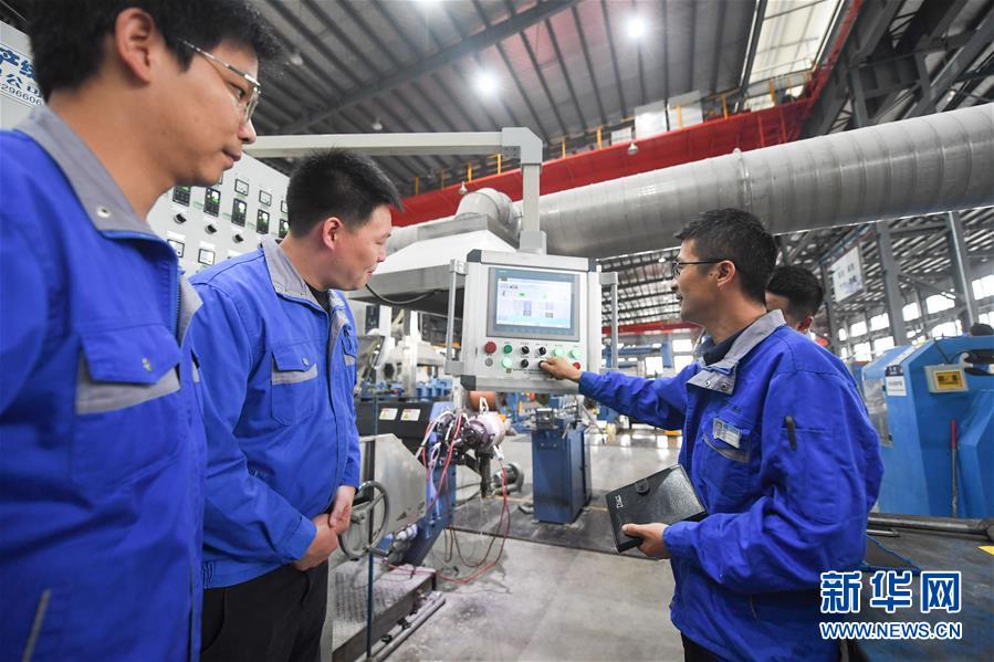 9月23日，企業(yè)技術能手（右一）在給企業(yè)新進員工進行崗位技能培訓。 當日，勞模工匠宣講團入企宣講活動在浙江杭州市臨安區(qū)青山湖科技城的浙江萬馬股份有限公司車間內舉行。 今年以來，杭州市臨安區(qū)總工會以推進產業(yè)工人隊伍建設改革為契機，搭建勞模工匠宣講團、技能專家課堂、職工普法講堂等學教平臺，組織勞模工匠、職工黨員、技能人才等分批到企業(yè)開展讀書、交流及技術培訓，引導廣大企業(yè)職工愛崗敬業(yè)、勇于奉獻、積極提升崗位技能水平，推進產業(yè)發(fā)展。 新華社記者 徐昱 攝